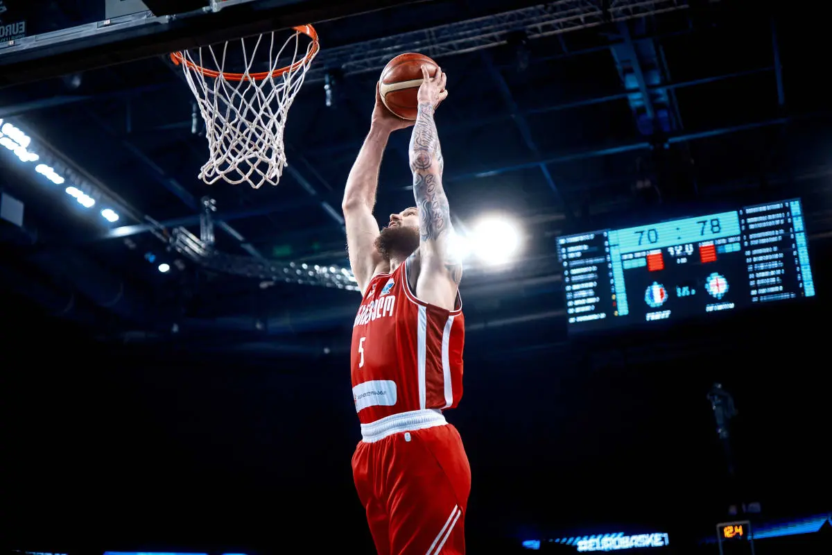 还有, 表现密切相